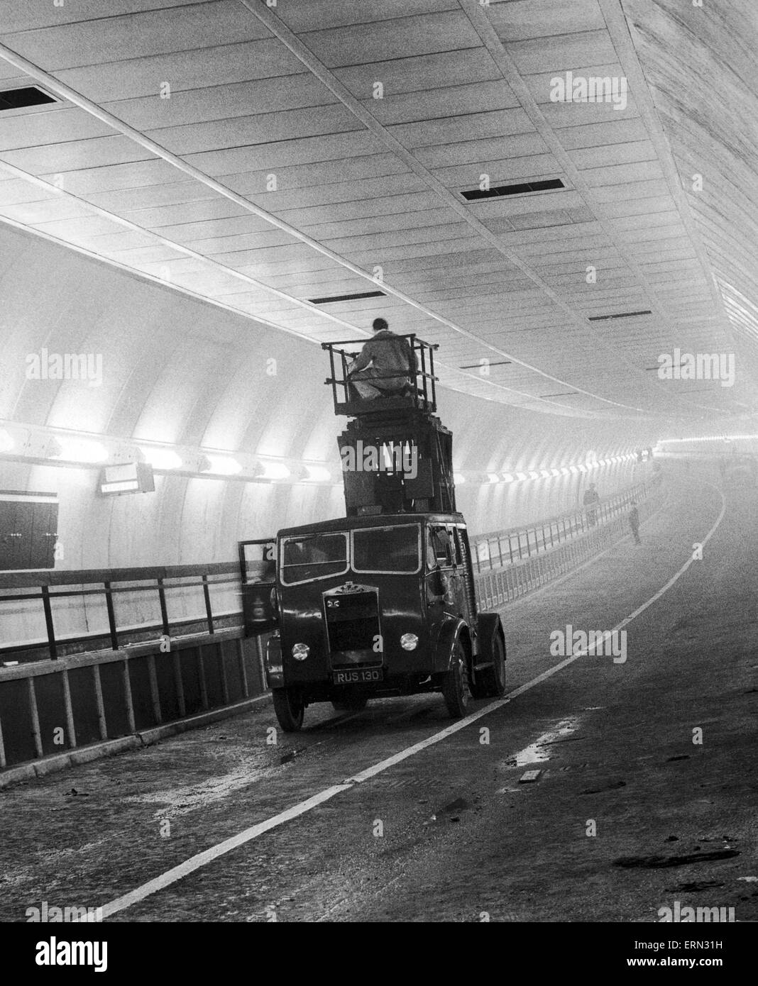 Trabajo todavía en curso sobre los ventiladores de aire en el nuevo túnel Clyde en Glasgow que conecta los distritos de Whiteinch Govan en el norte que en el sur, en la zona oeste de la ciudad, foto poco antes de su apertura. De junio de 1963. Foto de stock