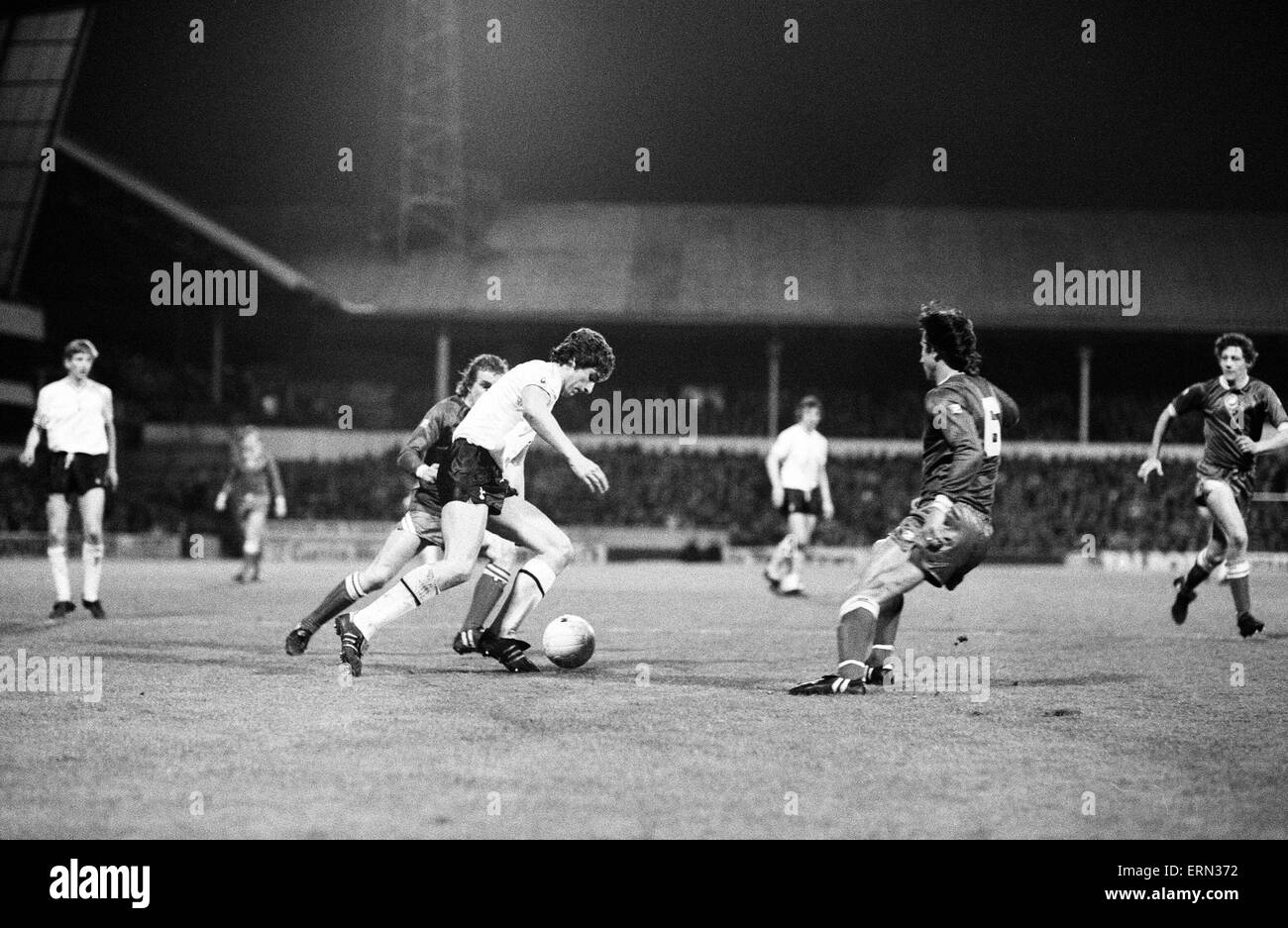 División de la Liga inglesa una coincidencia en el White Hart Lane. Tottenham Hotspur v Swansea. La acción del partido. 5 de mayo de 1982. Foto de stock