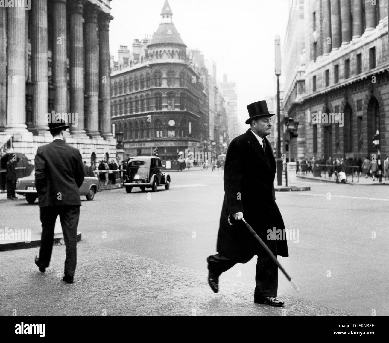 Los tipos de la ciudad andando en Mansion House, paraguas en mano. 23 de enero de 1959. Foto de stock