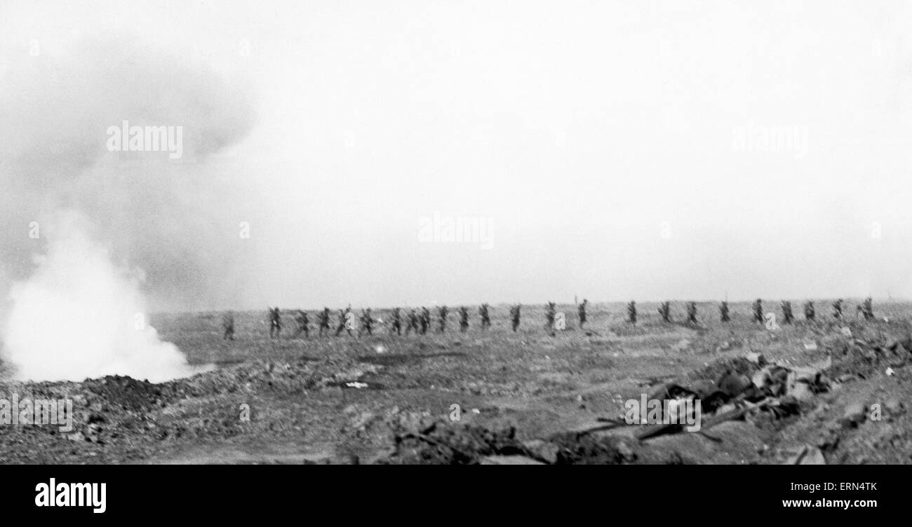 Tropas del cuarto ejército británico visto aquí avanzando a través de no man's land durante su avance en Morval. El 25 de septiembre de 1916. Foto de stock