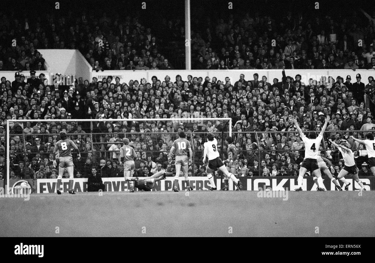 División de la Liga inglesa una coincidencia en el White Hart Lane. Tottenham Hotspur v Swansea. La acción del partido. 5 de mayo de 1982. Foto de stock