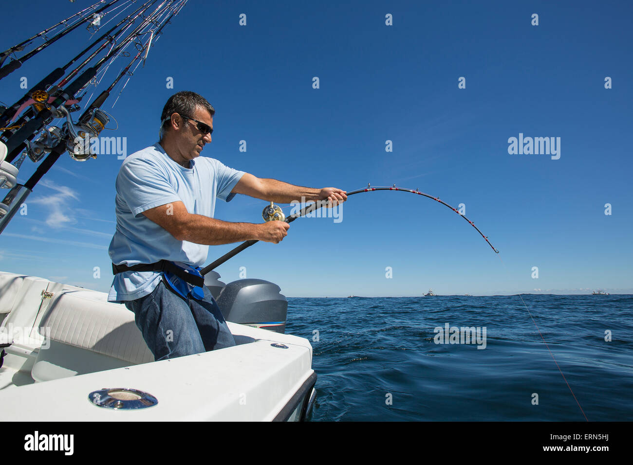 Caña de pescar doblada fotografías e imágenes de alta resolución - Alamy