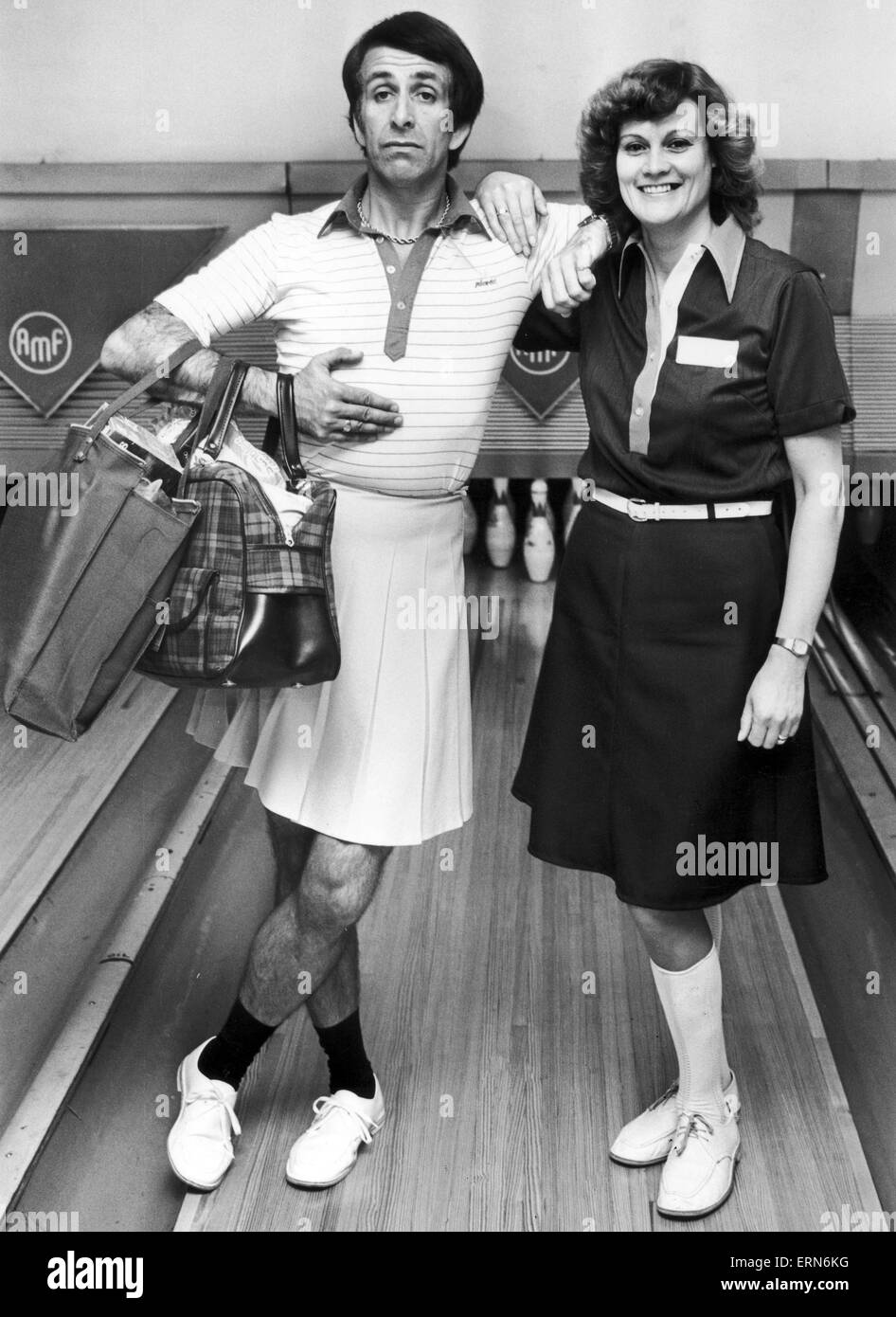 Don Maclean, actor y comediante, Photo-call, promocionales tenpin bowling lanza junto con England International Gill Holt, retratada en el ABC del tazón, Stirchley, Birmingham, 2º de octubre de 1980. Foto de stock