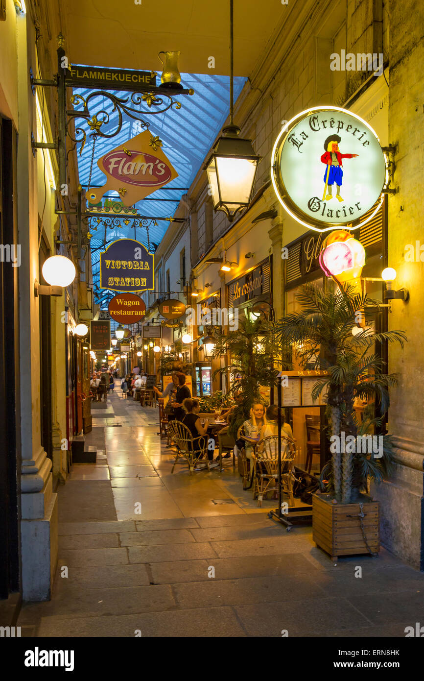 Noche en el pasaje des Panoramas b 1800, el más antiguo de los