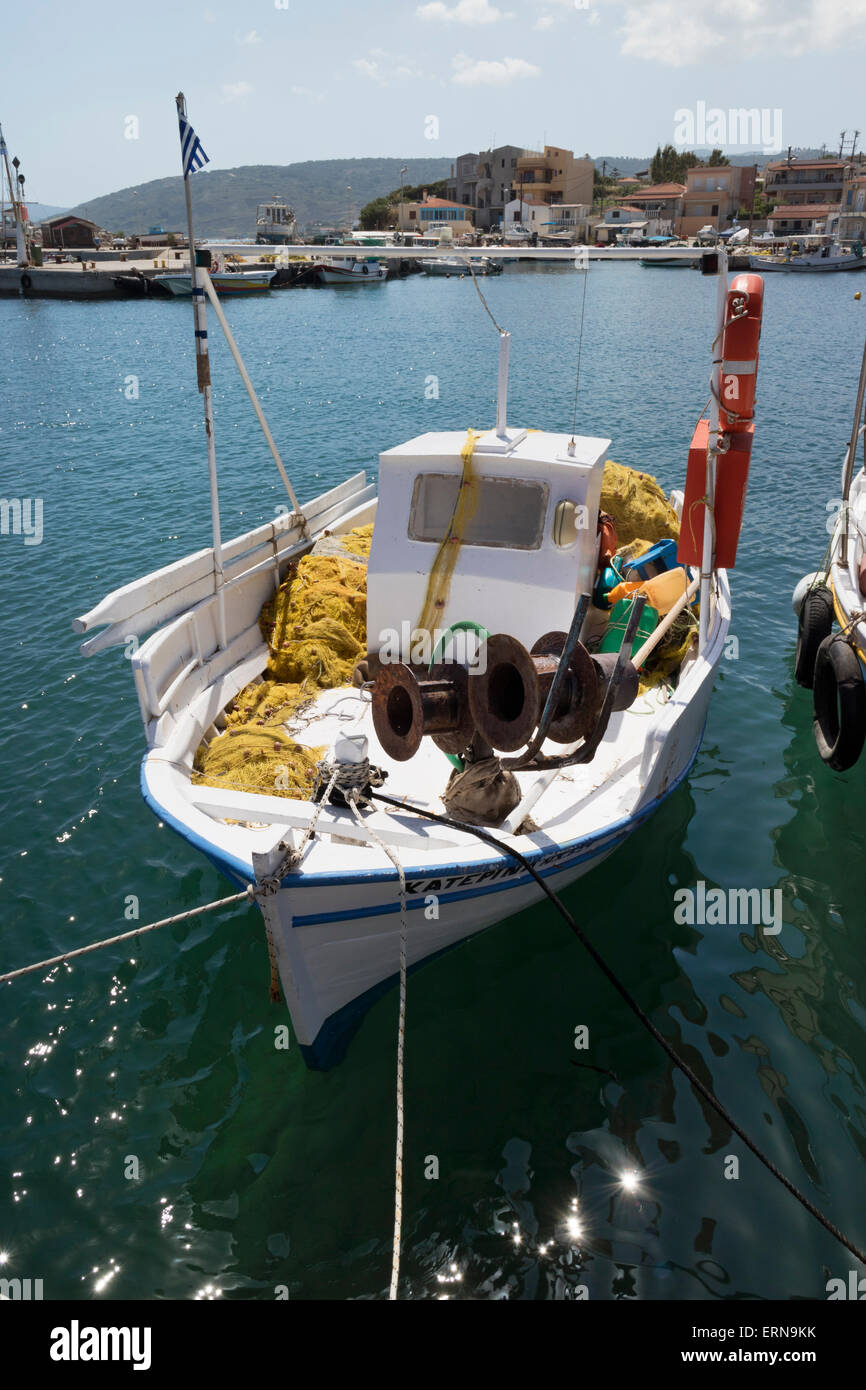 Poco pescadores en bote sobre el Mar Egeo en Mega Limniónas en la isla de Chios, Grecia Foto de stock