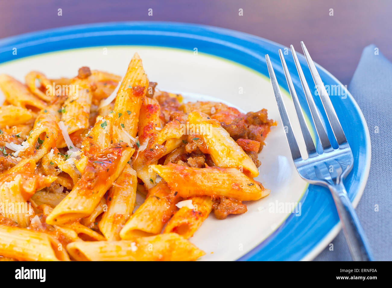 Penne pasta con carne molida salsa de carne Fotografía de stock Alamy
