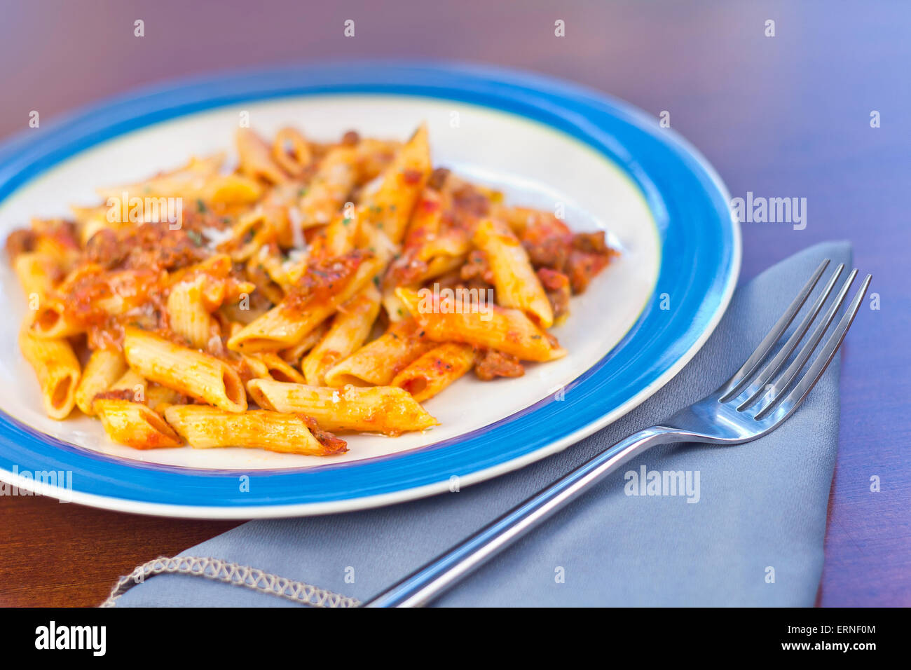 Penne pasta con carne molida salsa de carne Fotografía de stock Alamy