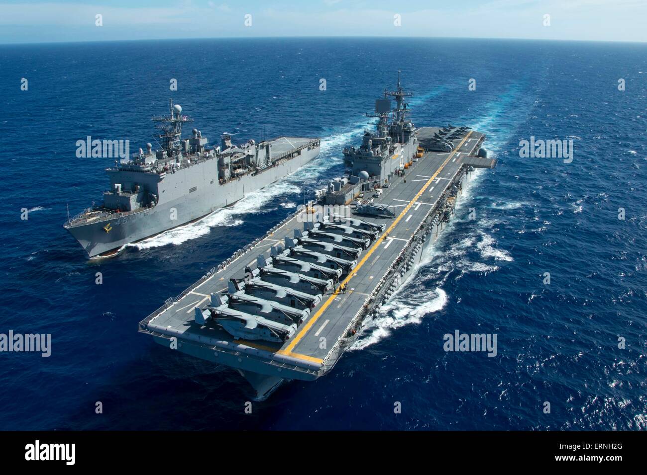 La Marina de EE.UU. buque de asalto anfibio USS Bonhomme Richard y USS Ashland maniobra para llevar a cabo una reposición en el mar el 5 de junio de 2015, en el Mar de China Oriental. Foto de stock