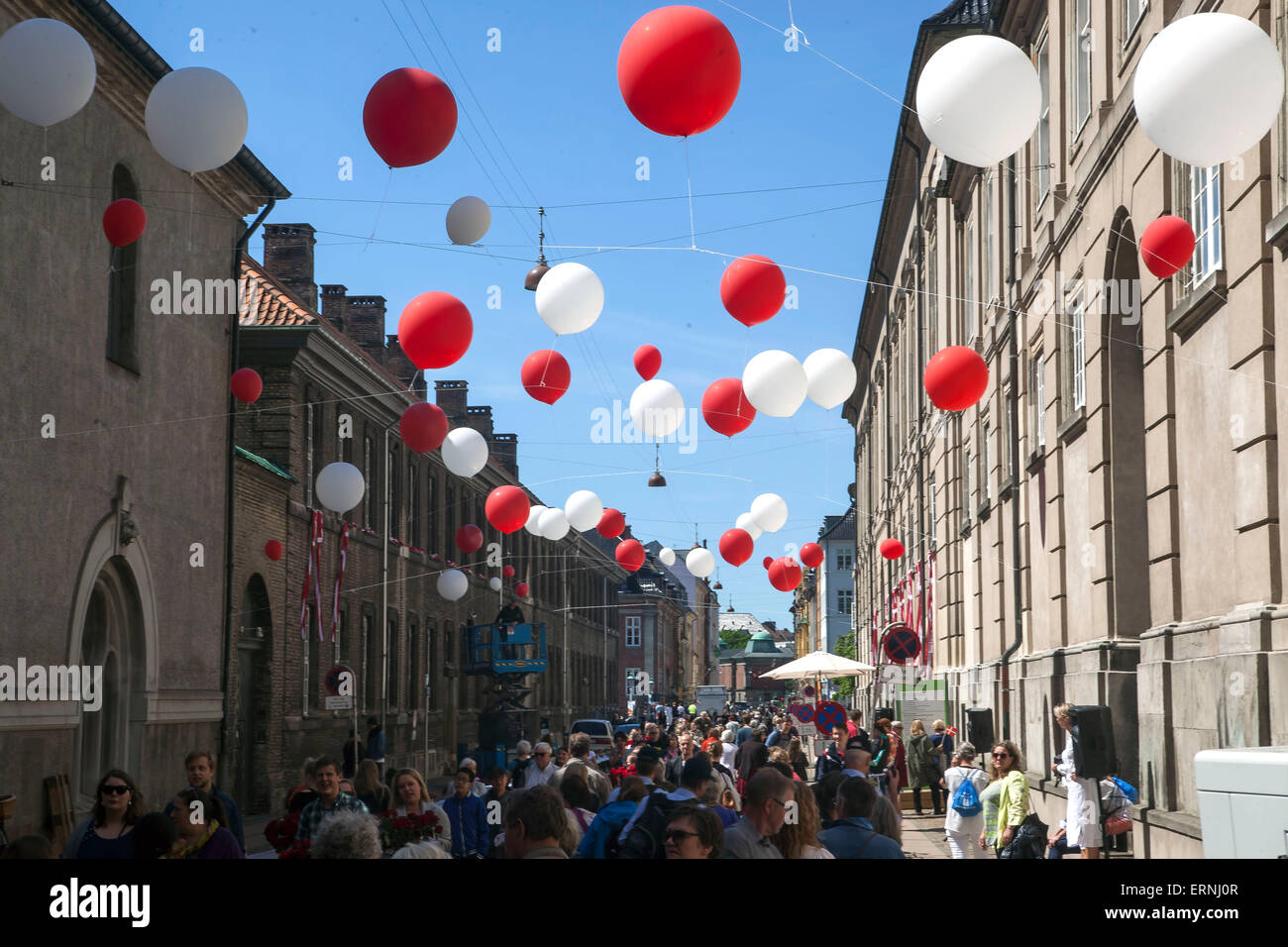 Copenhague, Dinamarca, el 5 de mayo de 2015: celebración del Día de la Constitución danesa continuas en las calles alrededor del Parlamento y de la plaza del palacio. Aquí, una de las calles que conducen al interior del patio del palacio se viste de fiesta: Crédito OJPHOTOS/Alamy Live News Foto de stock