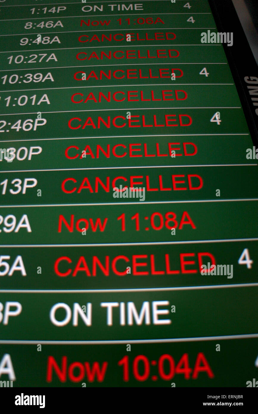 Los vuelos cancelados en el aeropuerto vuelo estado junta Cincinnati Foto de stock