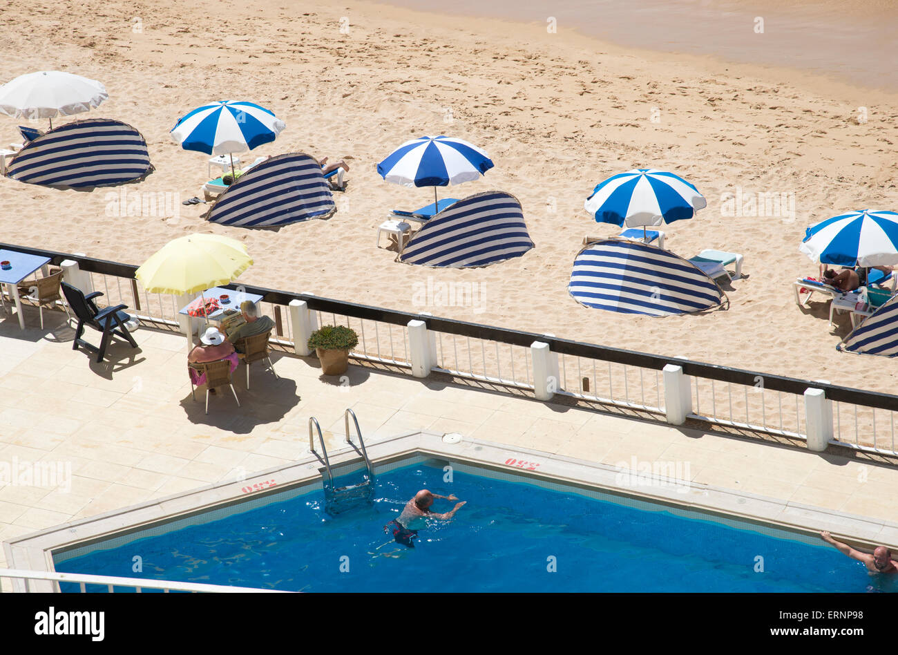 Piscina con una playa de arena y el mar. Algarve Portugal Foto de stock