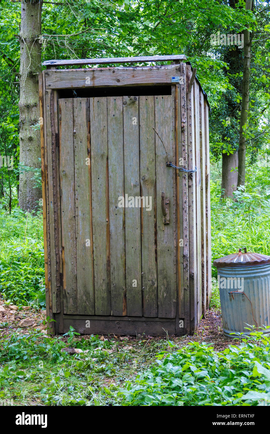 Cabaña wc exterior instalaciones para la madera Fineshade área de camping, de Corby, Northants, Reino Unido. Foto de stock