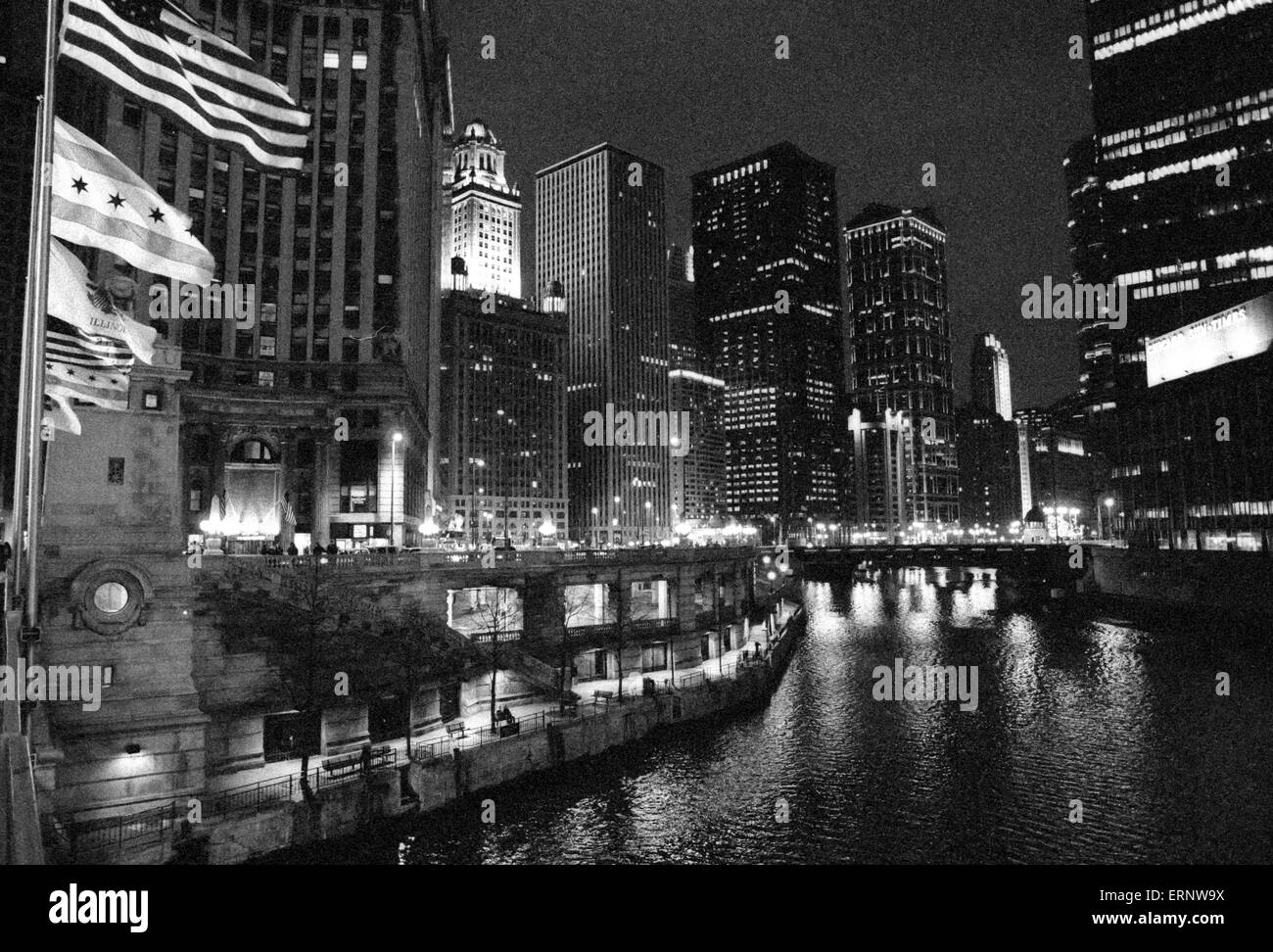 Chicago, IL, 14-Dic-1996: horizonte de Chicago en la noche con el río de Chicago y edificios de gran altura. Foto de stock