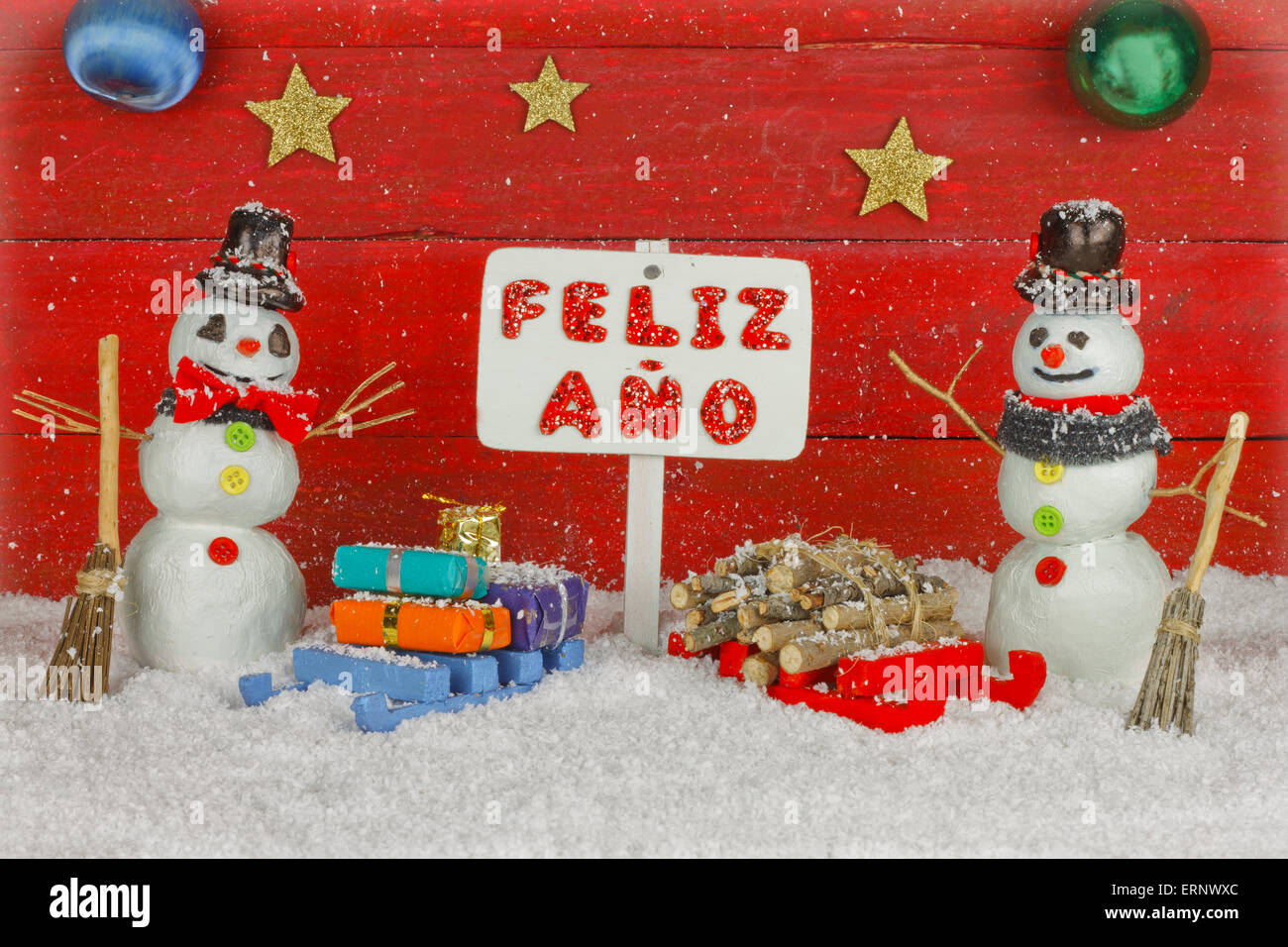 Dos mu ecos de nieve con un cartel con las palabras Feliz Navidad