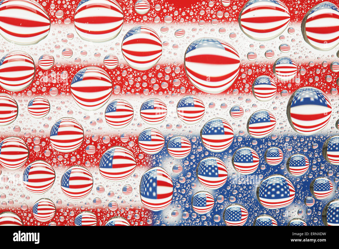 La bandera americana se refleja en las gotas de agua antecedentes Foto de stock