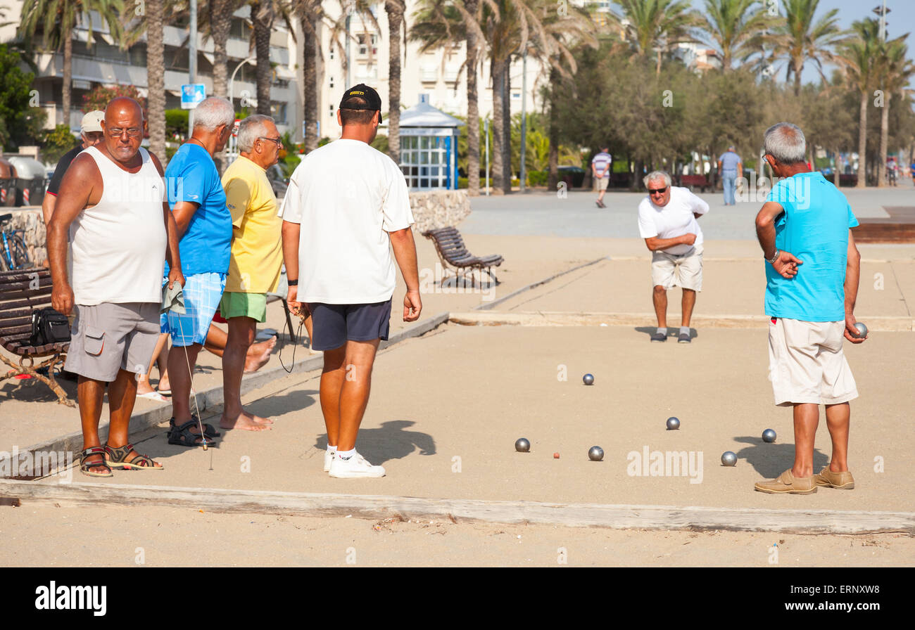 Calafell, España - 20 de agosto de 2014: los ancianos españoles juegan petanca en la playa de Calafell, pequeño pueblo turístico en Cataluña Foto de stock