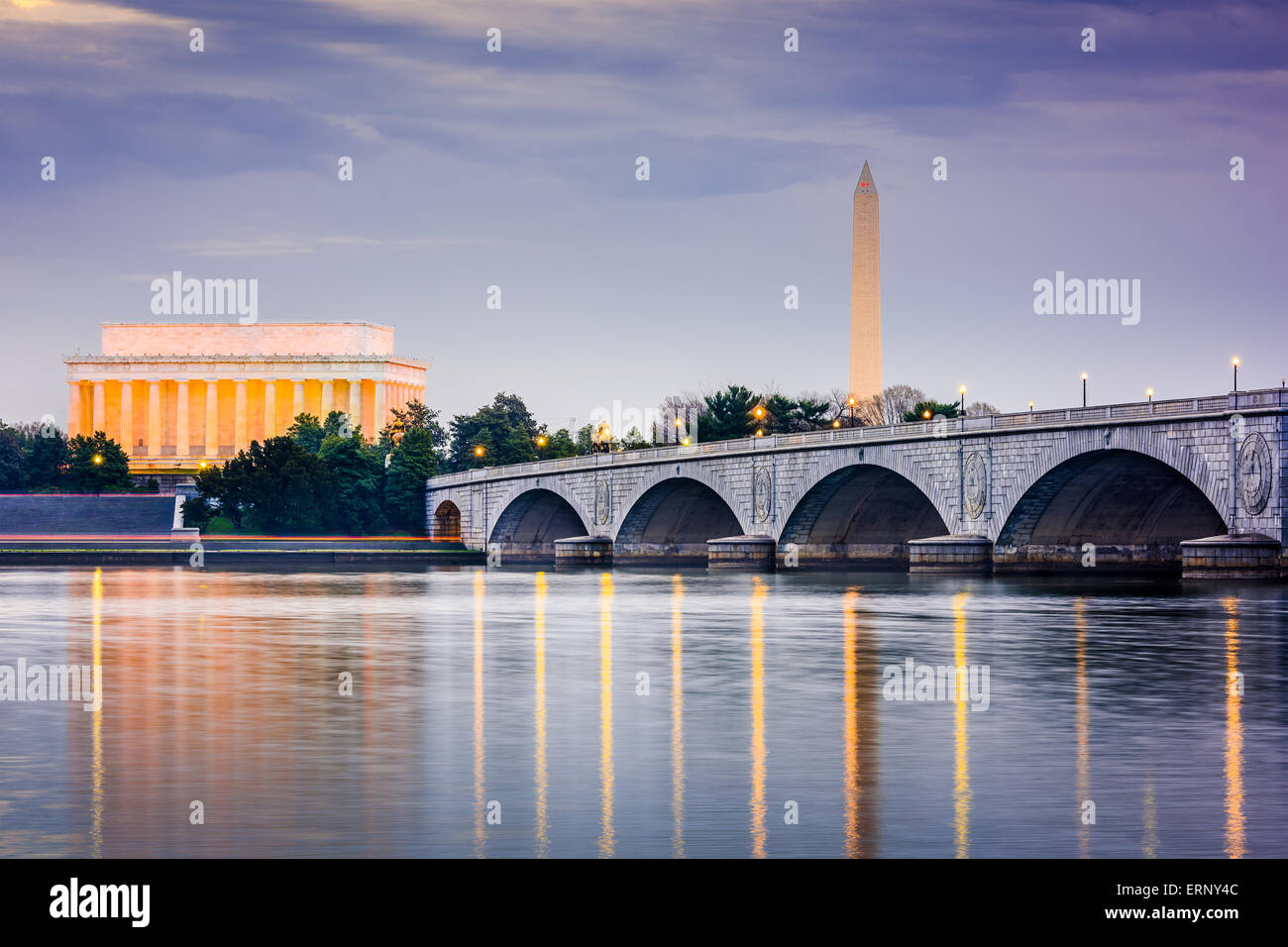 Washington, DC, Estados Unidos de América en el Potomac River skyilne con Lincoln Memorial, Washington Memorial, y el Arlington Memorial Bridge. Foto de stock