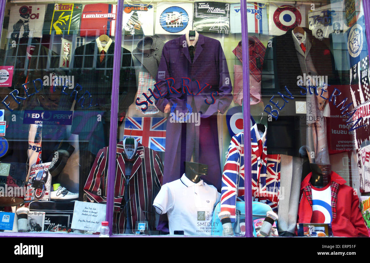 Mod ropa en una tienda de ropa en el Soho Fotografía de stock - Alamy