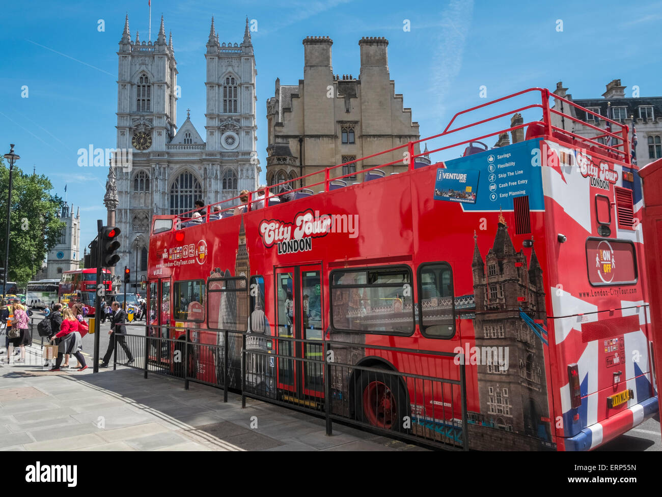 Excursión a la ciudad de Londres autobús turístico descapotable con la abadía de Westminster, en el fondo, Londres, Inglaterra Foto de stock