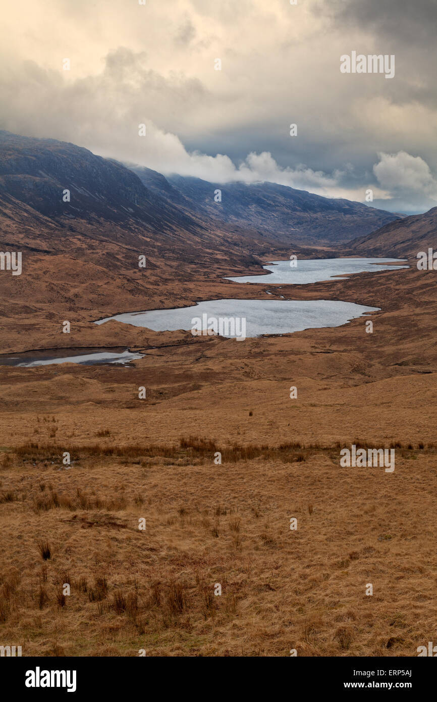 Isle Of Mull, Escocia : Paisaje otoñal, tres lagos en un remoto valle Foto de stock