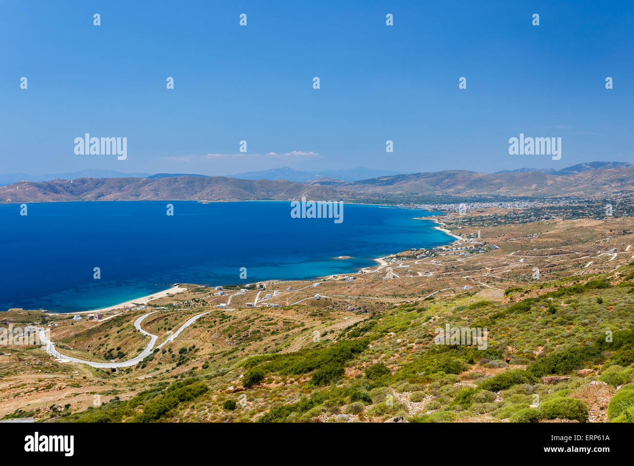 Karystos ciudad paisaje contra el azul del cielo y del mar, Evia, Grecia Foto de stock