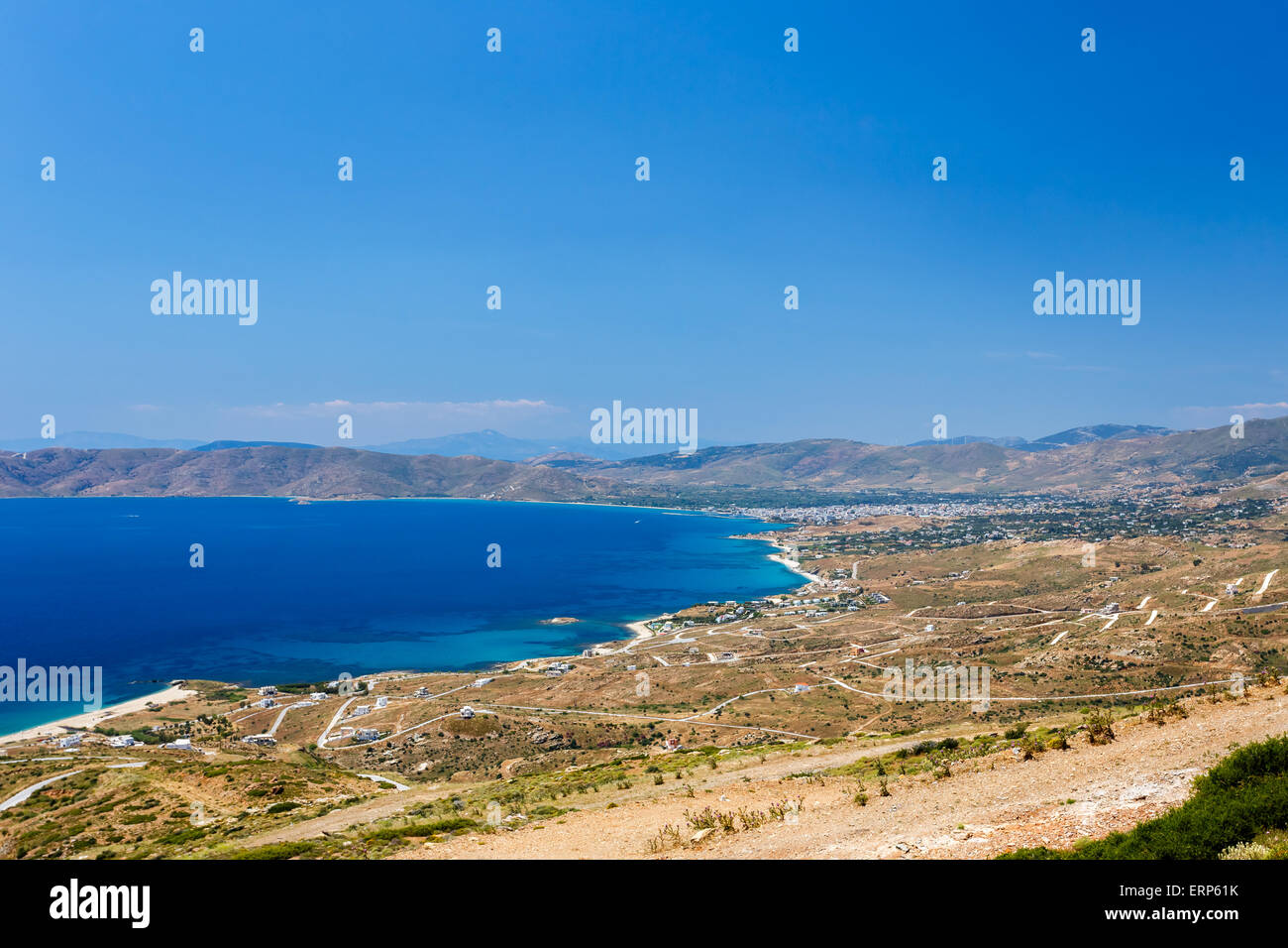 Karystos ciudad paisaje contra el azul del cielo y del mar, Evia, Grecia Foto de stock