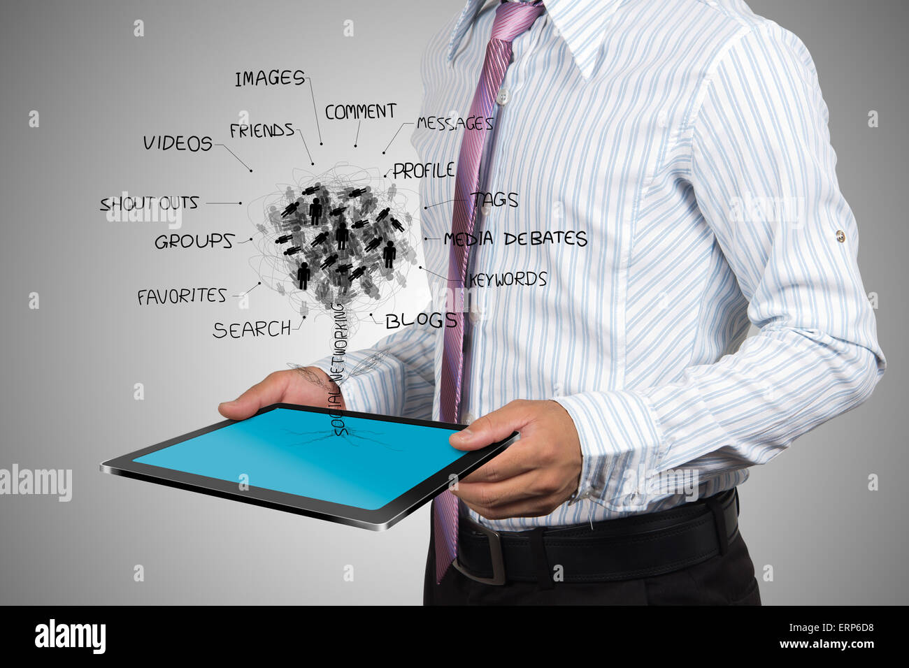 Las redes sociales de la gente de negocios en Tablet PC. Foto de stock