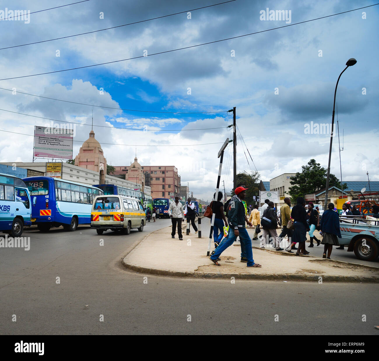 Mirando hacia abajo desde la Avenida Regata Haile Selassie Avenue en Nairobi, Foto de stock