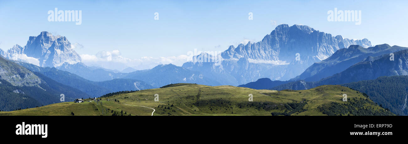 Panorama de la cima del monte Pelmo y el Monte Civetta, Dolomitas - Italia Foto de stock