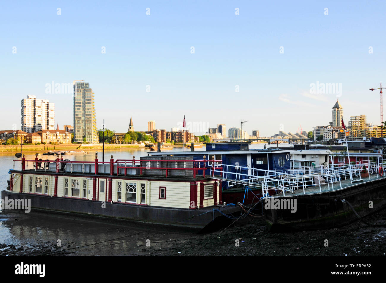 Casa botes, Chelsea Embankment, Londres, Inglaterra Foto de stock