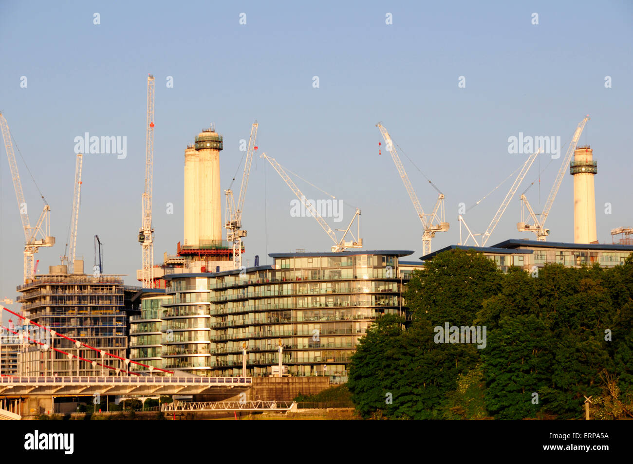 Grúas de construcción en la central eléctrica de Battersea, Londres, Inglaterra Foto de stock