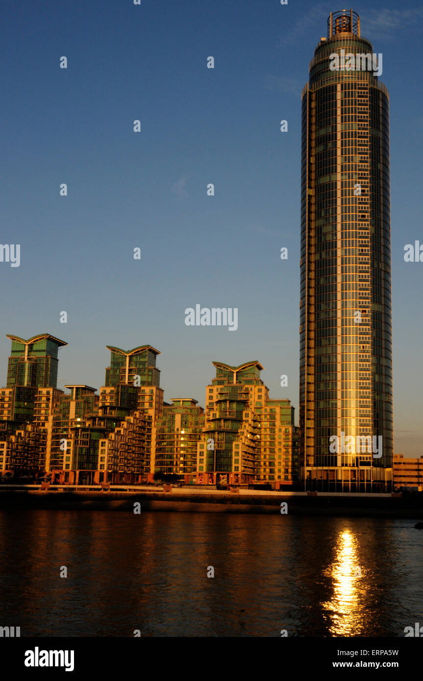 Los nuevos edificios y arquitectura moderna en el río Támesis. Londres, Inglaterra Foto de stock