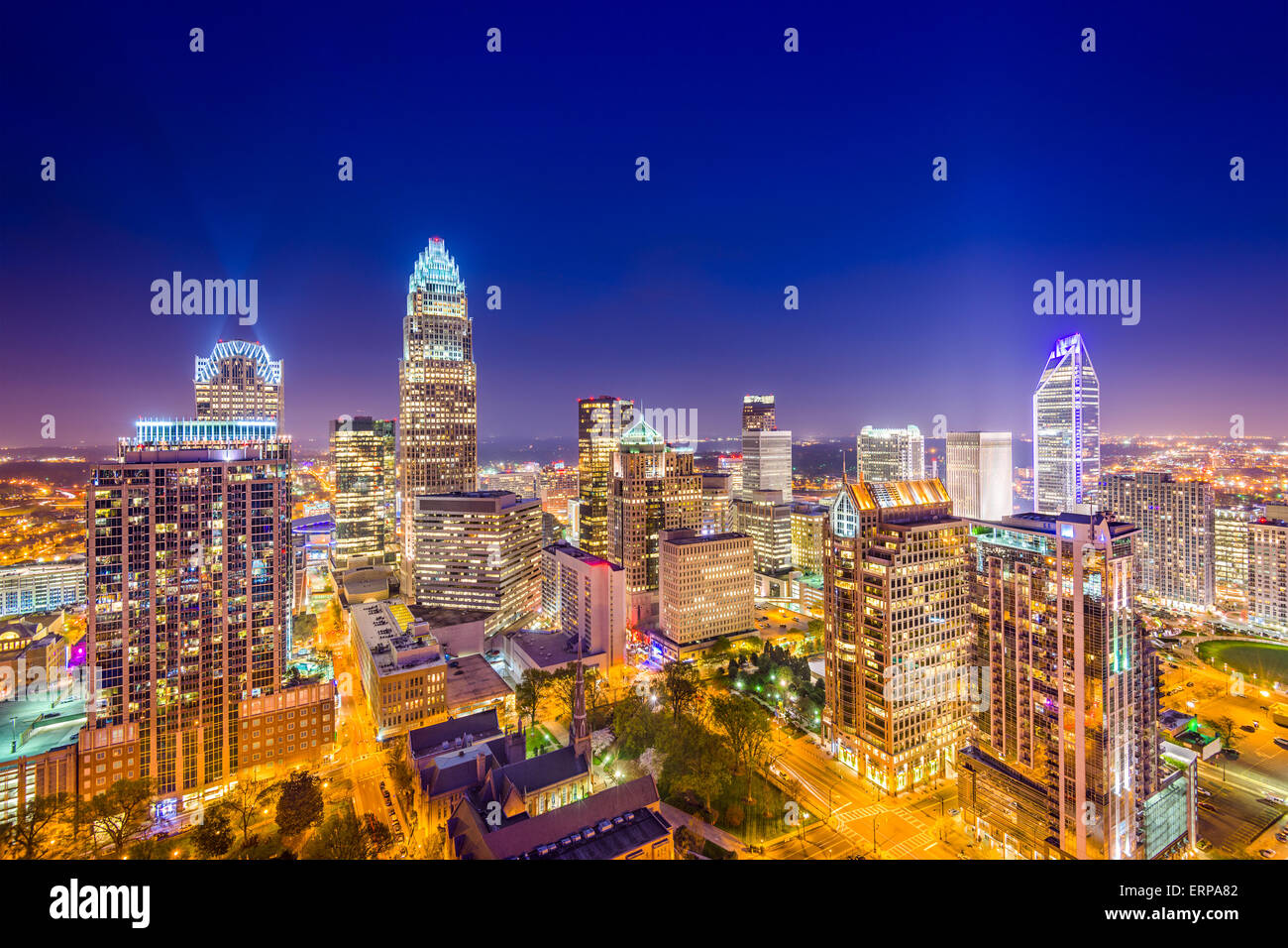 Charlotte, Carolina del Norte, EE.UU uptown skyline en la noche. Foto de stock