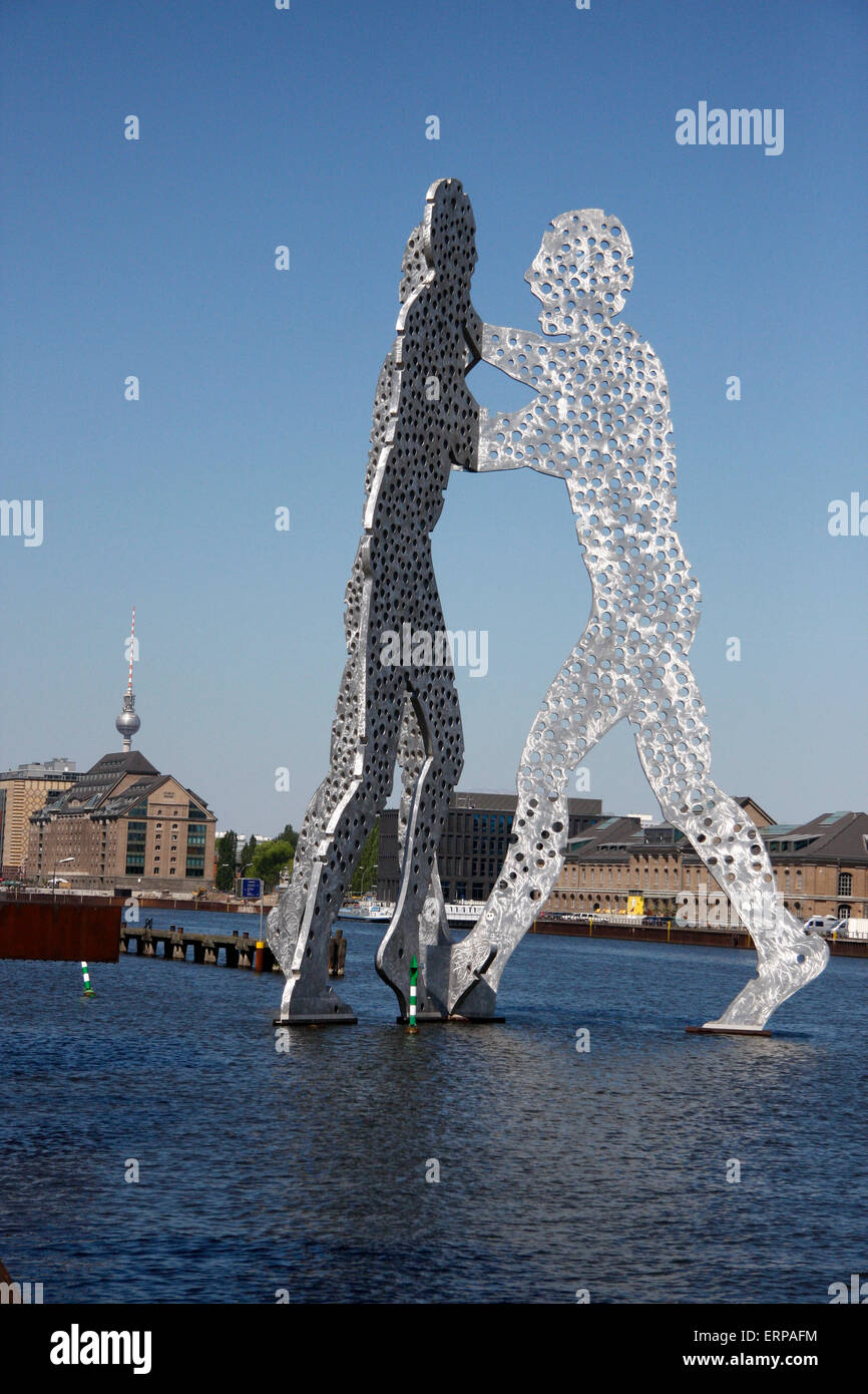 Mayo 2008 - Berlín: la escultura "hombres" molecular por Jonathan Borofsky en el río Spree en Berlín. Foto de stock