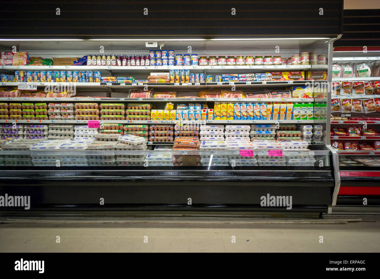 El departamento de huevos de un supermercado en Nueva York el miércoles, 3  de junio de 2015. El peor brote de gripe aviar en los Estados Unidos ha  causado la muerte de