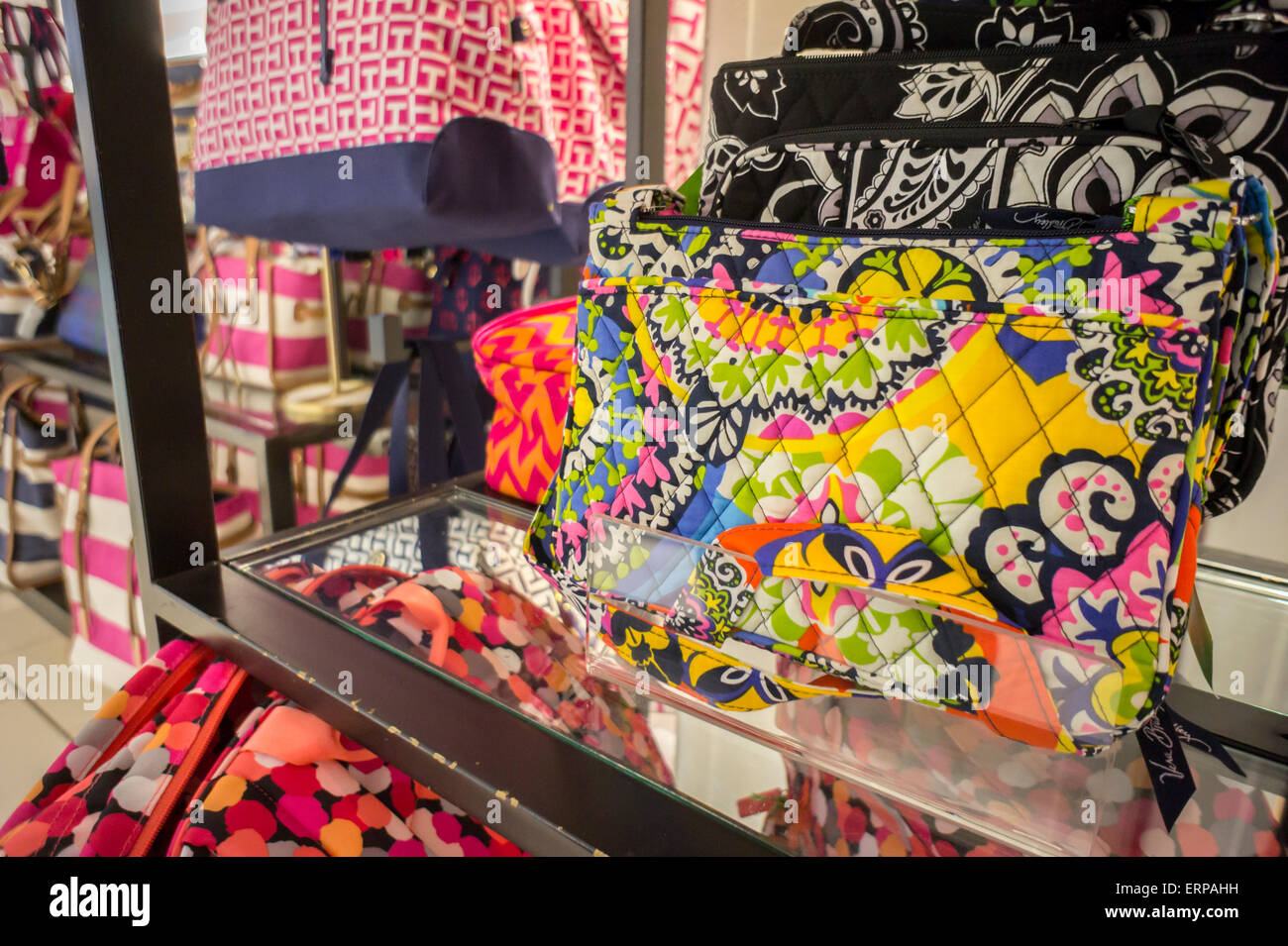 Una selección de bolsos por Vera Bradley son vistos en una tienda por  departamentos en Nueva York el miércoles, 3 de junio de 2015. Las ventas  del primer trimestre cayeron un 17%,