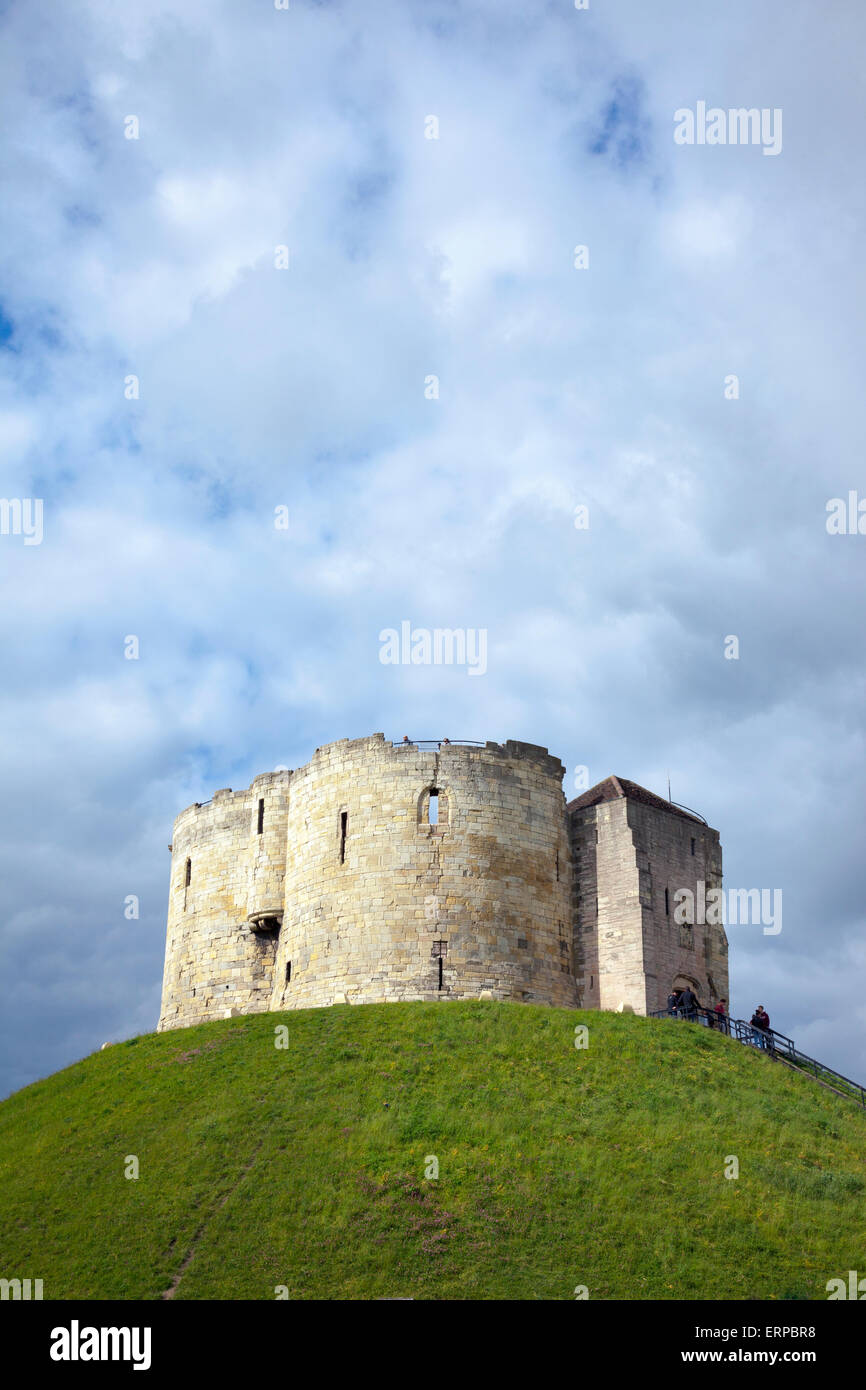 Clifford's Tower el torreón del castillo de York en York, Inglaterra Foto de stock