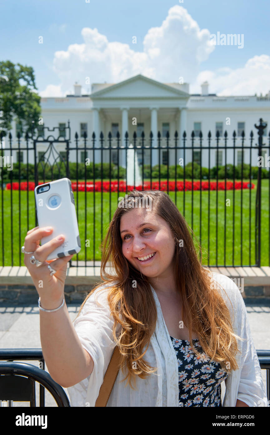 Estados Unidos Estados Unidos chica teniendo un selfie sobre un iPhone en frente de la Casa Blanca en Washington D.C. Foto de stock