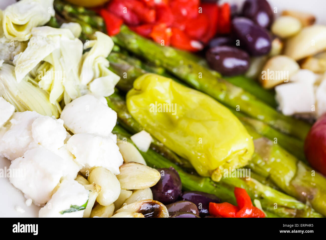 Aperitivos placa con antipasto vegetariano en el restaurante italiano