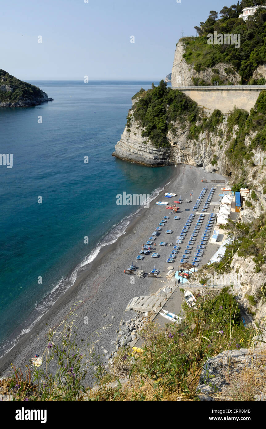 Una habitación con vistas al mar en la playa de Lido delle Sirene, Bergeggi, Italia Foto de stock