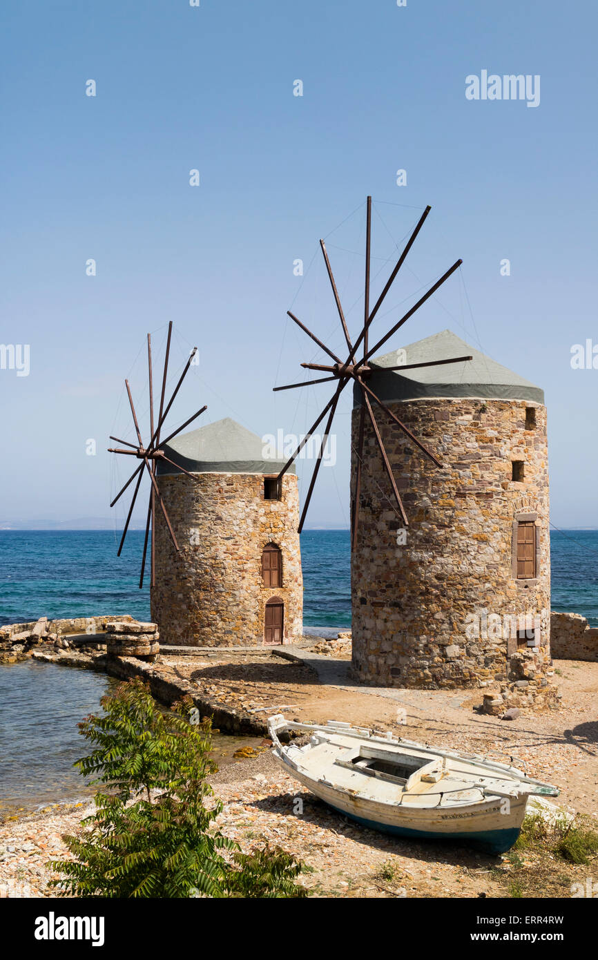 Renovado antiguos molinos en Vrondados en la costa oriental de Chios, Grecia Foto de stock