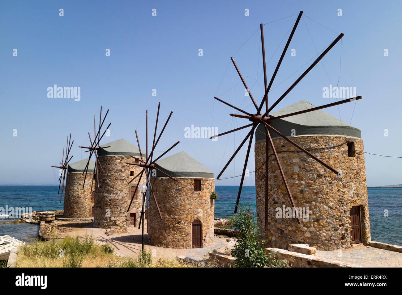 Renovado antiguos molinos en Vrondados en la costa oriental de Chios, Grecia Foto de stock