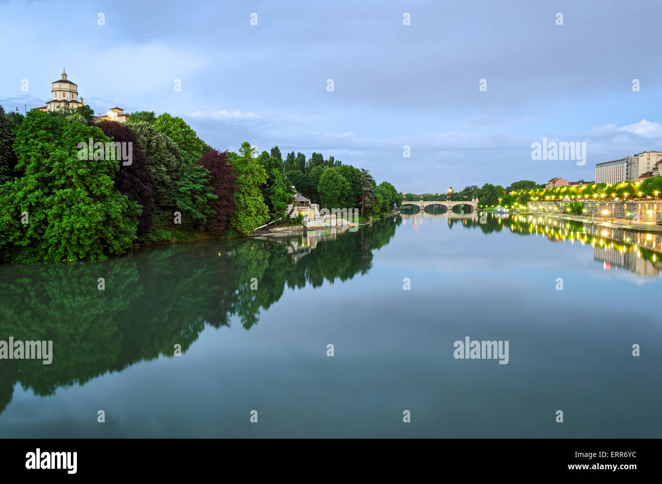 Turín (Torino), el río Po y Cappuccini al amanecer Foto de stock