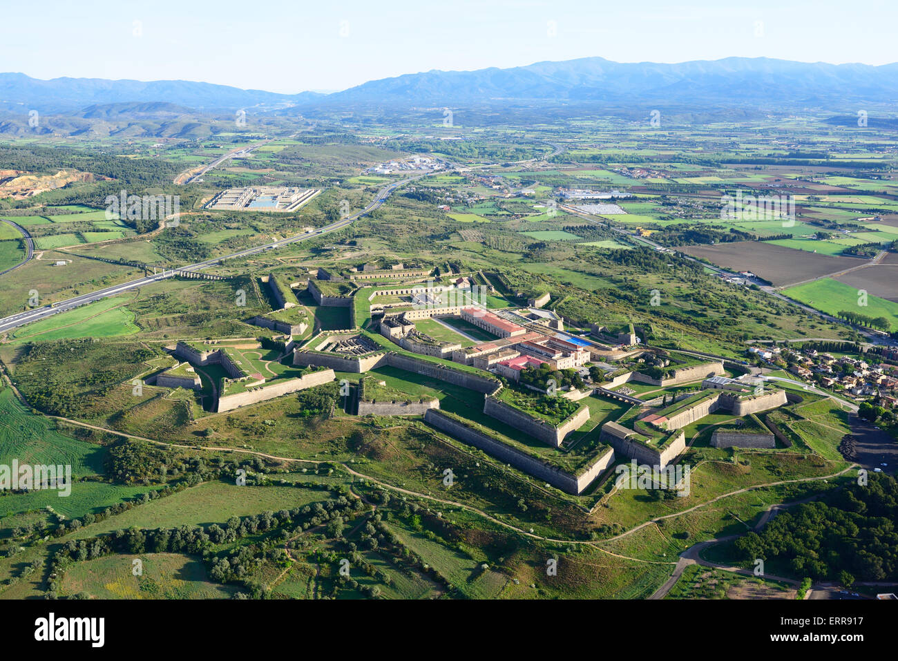 VISTA AÉREA. Castillo de Sant Ferran con los Pirineos en la distancia. Figueres, Costa Brava, Provincia de Girona, Cataluña, España. Foto de stock