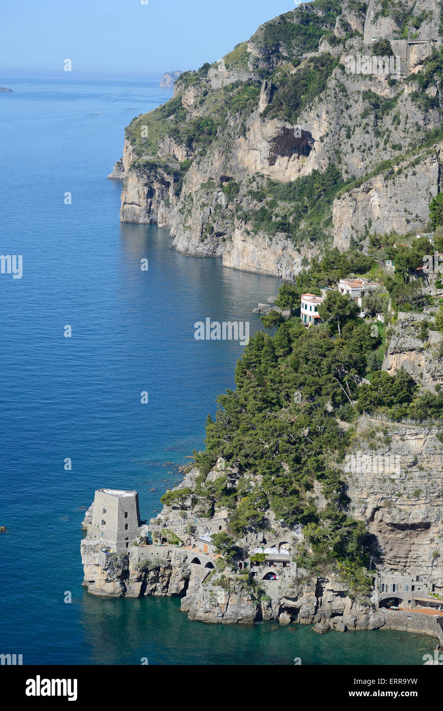 VISTA AÉREA. Watchtower en los acantilados de la costa de Amalfi. Torre di Clavel, Positano, Provincia de Salerno, Campania, Italia. Foto de stock