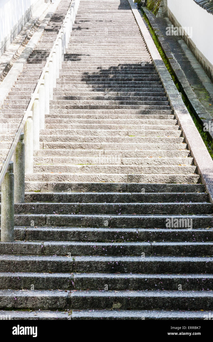 Paredes de yeso blanco del Dobei a ambos lados de un largo conjunto de escaleras de piedra que conducen a la colina hasta el Seishi-do y el mausoleo en el templo de Chion-in en Kioto. Foto de stock