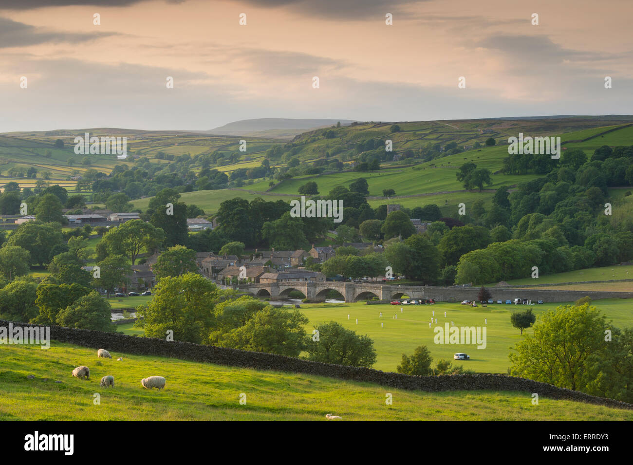 Idilio Rural - noche de verano soleada vista del hermoso paisaje de las colinas, Scénic & Village cricket match - Burnsall, Valles de Yorkshire, Inglaterra, Reino Unido. Foto de stock