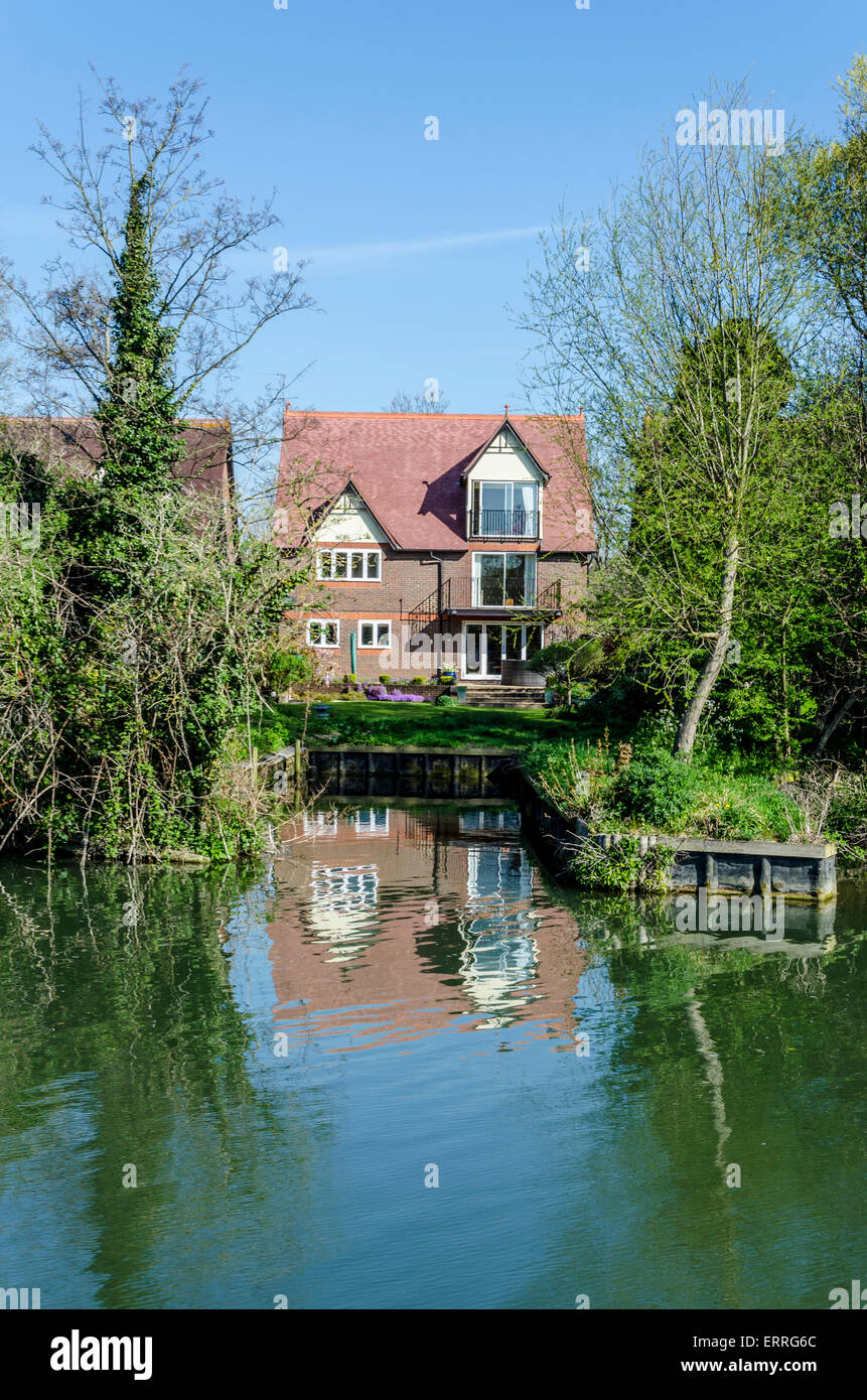 Casa sobre el río Cam en Cambridge con su propio amarre Fotografía de stock  - Alamy