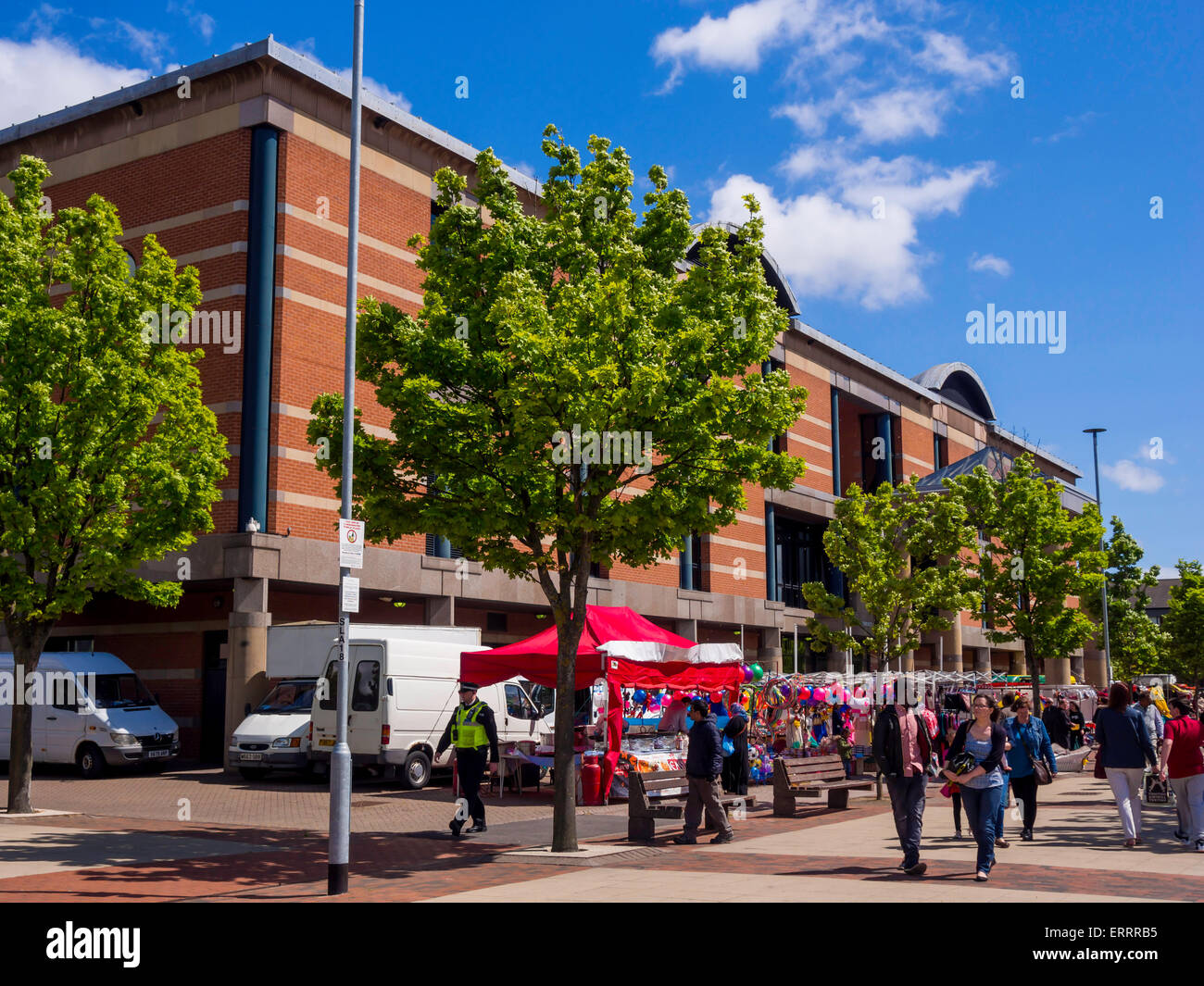 25 Middlesbrough anual Mela evento multicultural del 6 de junio de 2015 puestos de mercado en frente del edificio de tribunales combinado Foto de stock