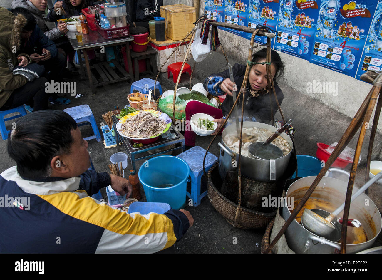 Alimentos frescos en el mercado matinal, Hanoi, Vietnam Foto de stock